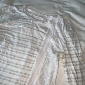 Lululemon long sleeve shirt size 4